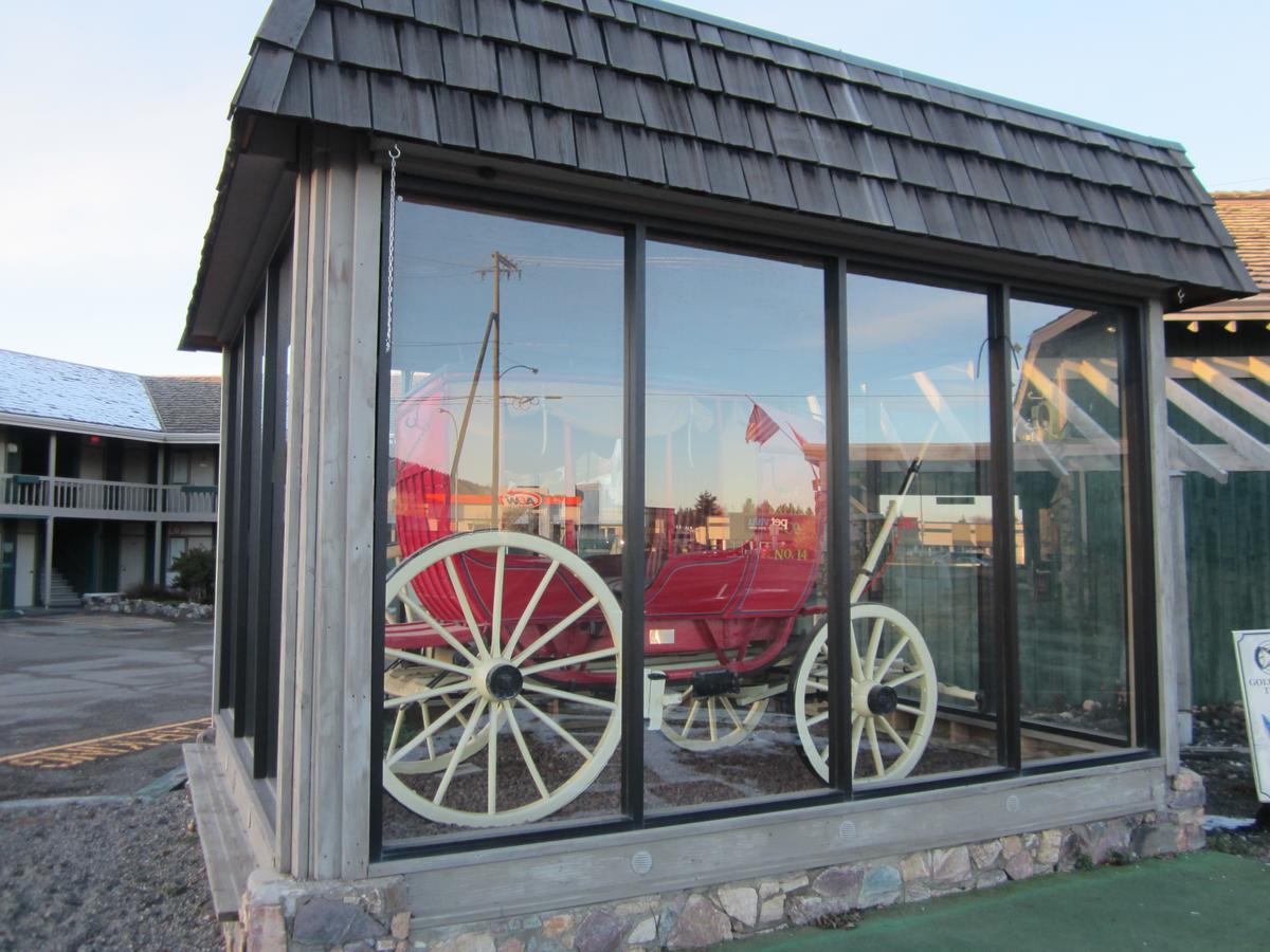 Red Coach Inn 100 Mile House Exteriör bild